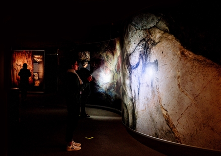 Key Visual Familien mit Taschenlampen in Sonderausstellung Bilder im Dunkeln