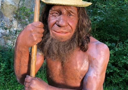Neanderthaler Mr N trägt einen Sonnenhut