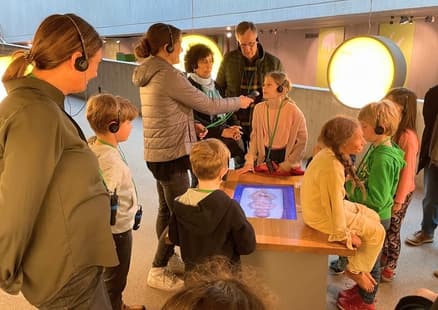 Kinder und Großeltern beim Podcast in der Ausstellung