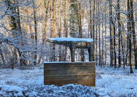 Skulptur eines Wisents auf Kunstweg im verschneiten Neandertal