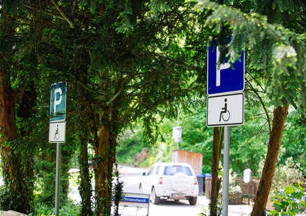 Barrierefreier Behindertenparkplatz Parken Schild