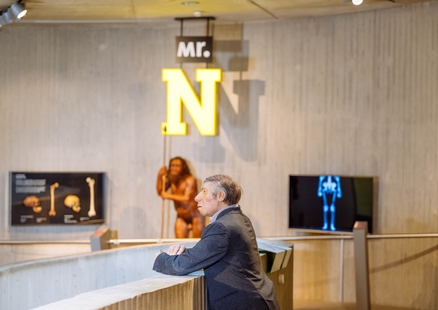 Neanderthaler Mr. 4% zusammen mit Mr. N im Hintergrund in der Ausstellung