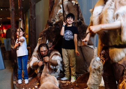 Kinder mit Speeren feiern Kindergeburtstag am Neanderthaler-Zeltlager im Musuem
