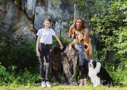 Neanderthaler MR N, Tinka, ein Hund und Kinder stehen zusammen in der Natur
