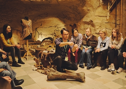 Kinder im Höhlenraum bei Workshop für Schulen und Ferienprogramm