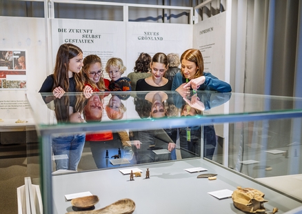 Familie bestaunt Inuit Werkzeuge in Sonderausstellung Eiszeitreise Grönland