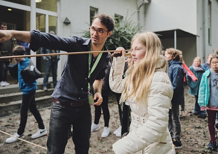 Kind und Guide beim Speerschleudern im Schul- und Ferienprogramm Workshop