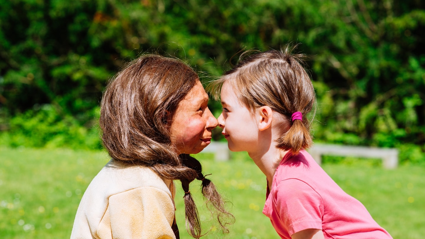 Rekonstruktion_homo neanderthalensis_Neanderthaler Mädchen Kina_draußen