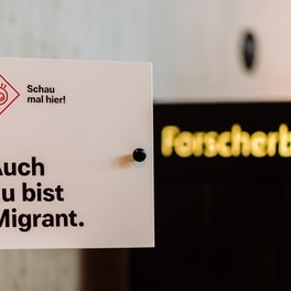Hinweisschild Sonderausstellung Migration in Dauerausstellung
