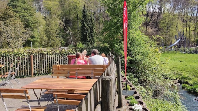 eine Gruppe sitzt im Biergarten des Neanderthal Kiosks an Düssel