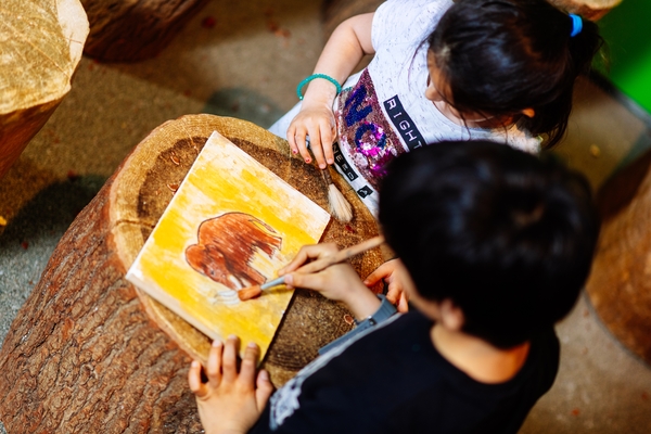 Kinder malen Mammut bei Steinzeitkunst Workshop im Museum