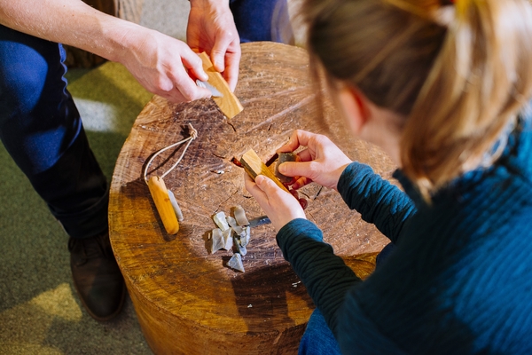 Kinder bauen Messer bei Back to the Roots Workshop