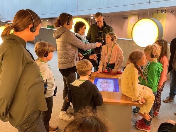 Kinder und Großeltern beim Podcast in der Ausstellung