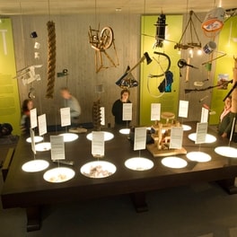 Werkbank mit Steinzeitwerkzeugen im Neanderthal Museum