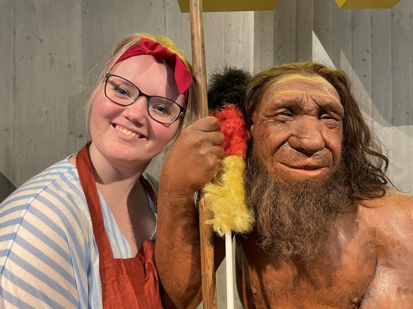 Putzkraft mit Neanderthaler bei Erlebnisführung Mit dem Wischmopp in die Steinzeit