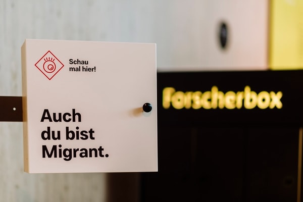 Hinweisschild Sonderausstellung Migration in Dauerausstellung