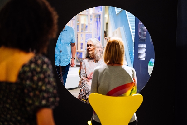 Eine jüngere und ältere Frau schauen sich durch Fenster in der Ausstellung an