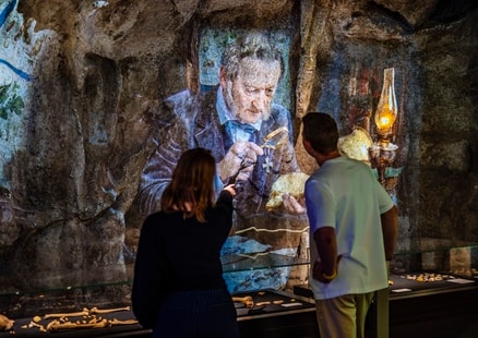 Fundhöhle mit Neander_Knochen des Neanderthalers_Erwachsene
