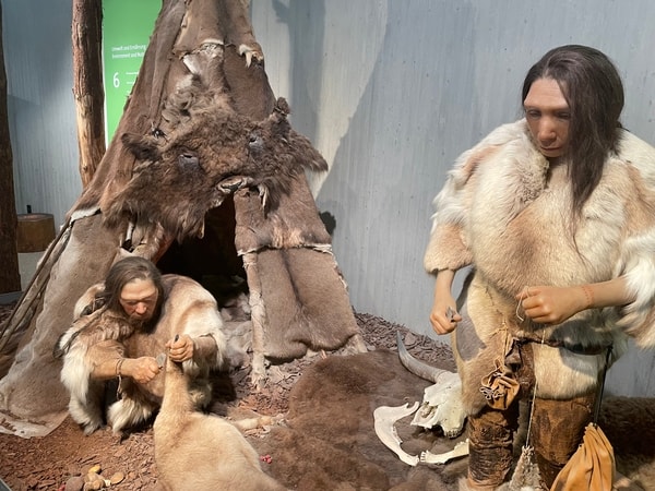 Zeltlager mit Neanderthalern