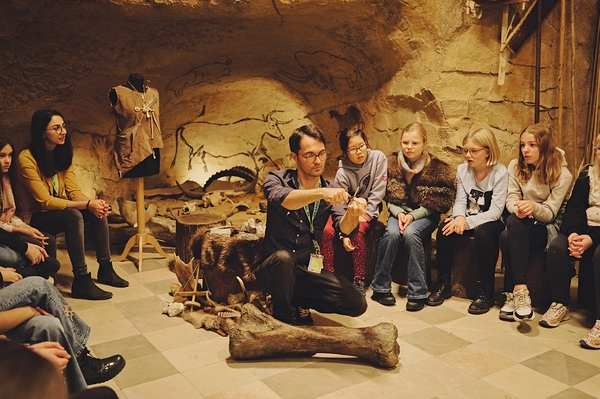 Kinder im Höhlenraum bei Workshop für Schulen und Ferienprogramm
