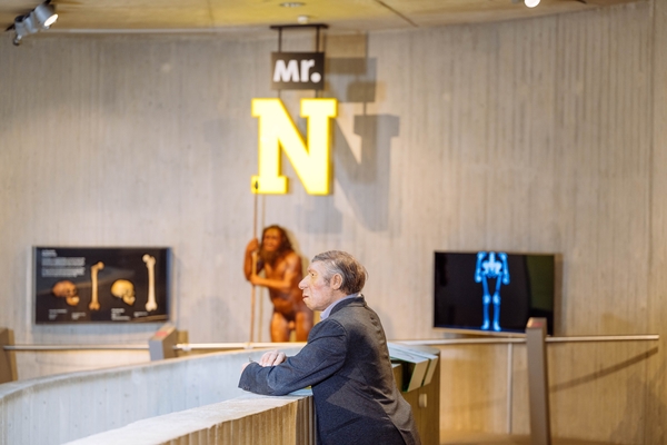 Neanderthaler Mr. 4% zusammen mit Mr. N im Hintergrund in der Ausstellung