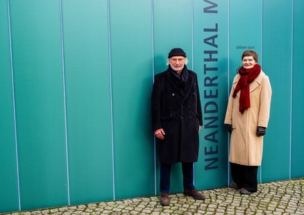 Museumsdirektorin Dr. Bärbel Auffermann und Architekt Günter Zamp Kelp vor der neuen Solarfassade des Neanderthal Museum