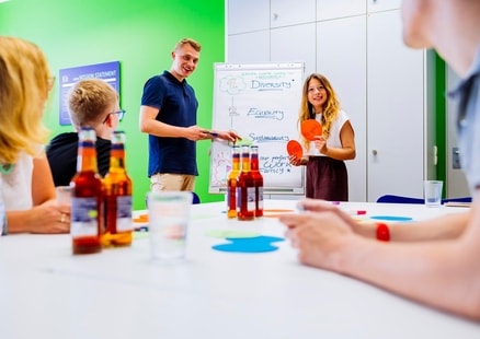 Erwachsene nehmen an Firmen und Teamevent im Seminarraum teil