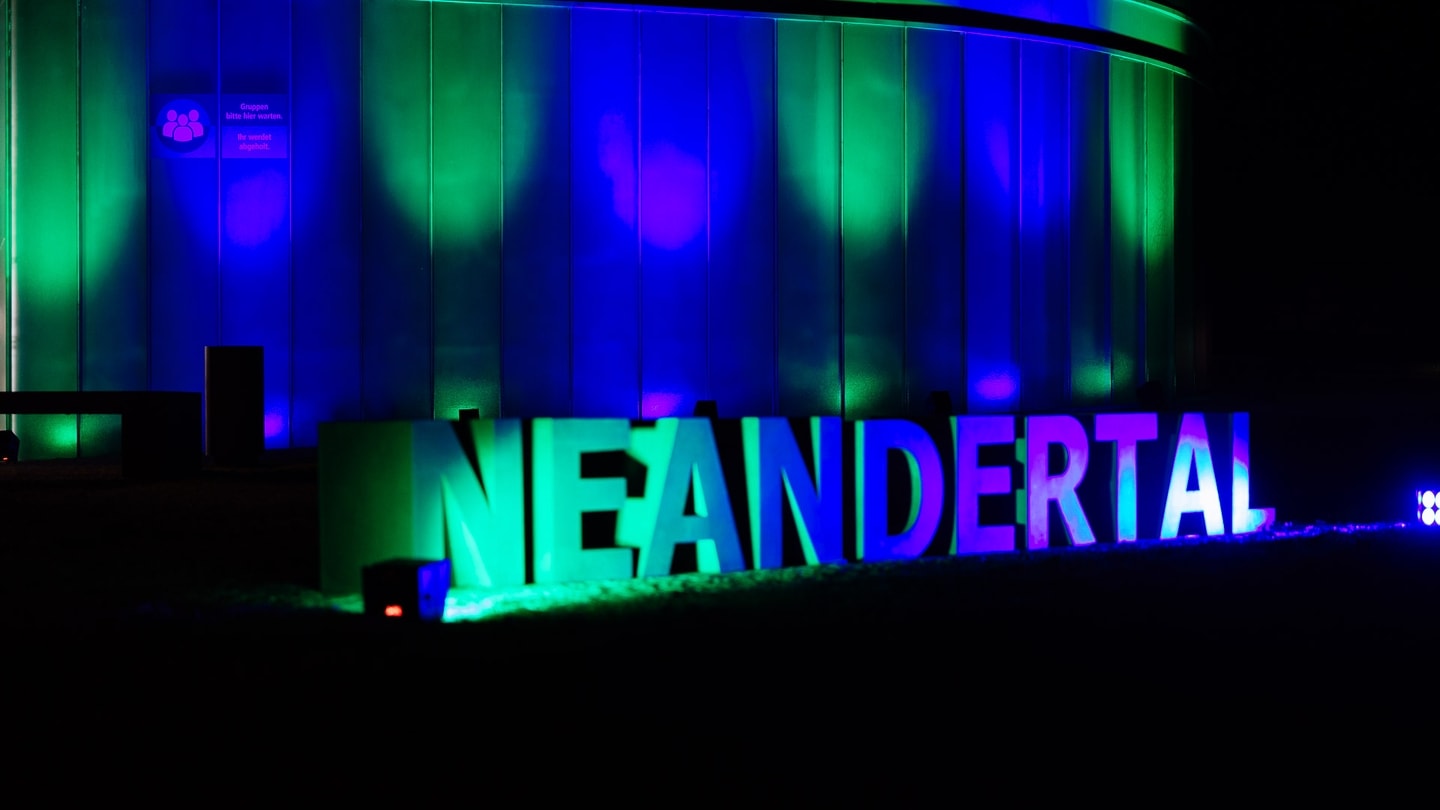 25 Jubiläum_Neandertal Schriftzug beleuchtet