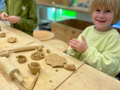 Kind beim Steinzeit-Atelier Ton