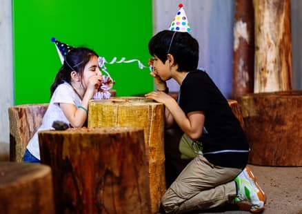 Kinder mit Partyhut bei Steinzeitgeburtstag im Museum