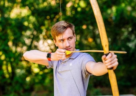 Erwachsener beim Bogenschießen bei einem Firmen Teamevent