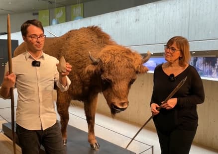 Wir Neanderthaler_Kurztour durch die Menscheitsgeschichte_Ein Mann hält einen Feuerstein in die Kamera