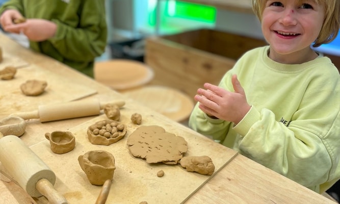 Kind beim Steinzeit-Atelier Ton