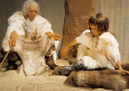 Neanderthalerin Oma mit Kind in der Ausstellung