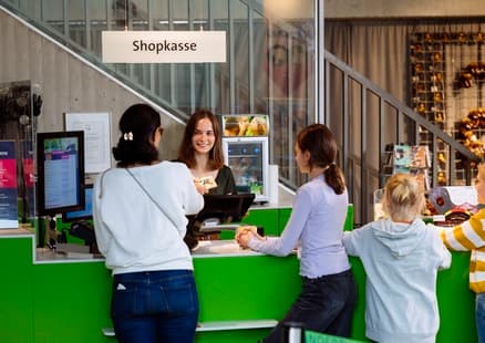 Begrüßung Gäste an Kasse