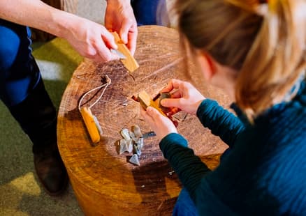 Kinder bauen Messer bei Back to the Roots Workshop