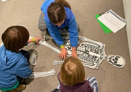 Kinder mit Knochenpuzzle beim Tag der Forschung (1)