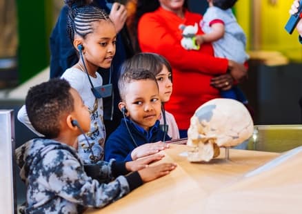 Kinder mit Kopfhörern bei Führung am Stammbusch