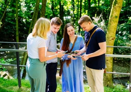 Erwachsene mit GPS Geräten bei Firmen und Teamevents