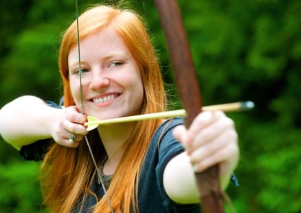 Erwachsene beim Bogenschießen imSteinzeit Action Workshop