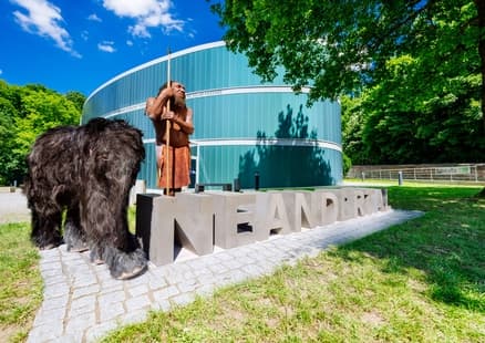 Solarfassade Neanderthal Museum Schriftzug Mr. N und Tinka