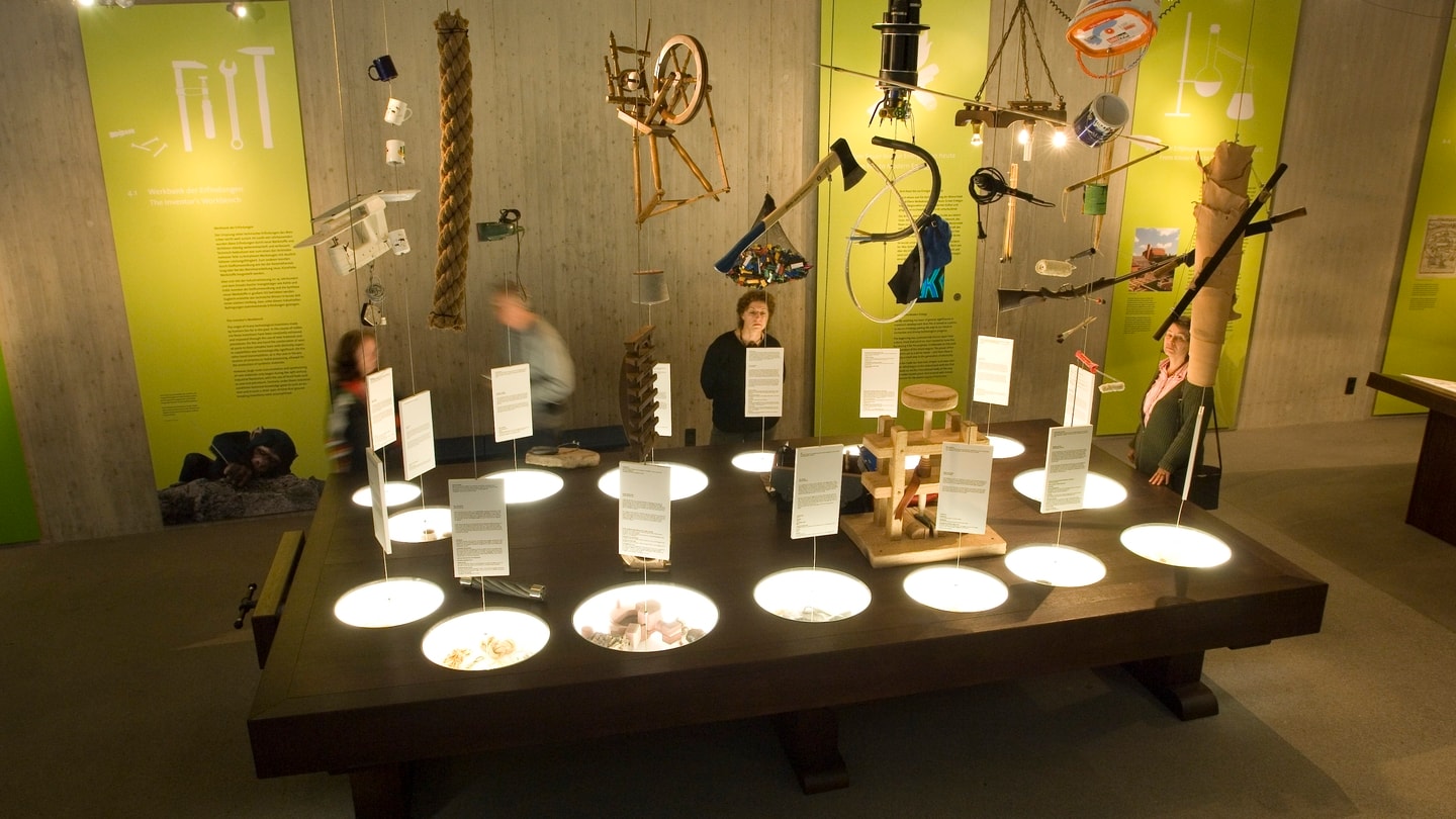 Werkbank mit Steinzeitwerkzeugen im Neanderthal Museum