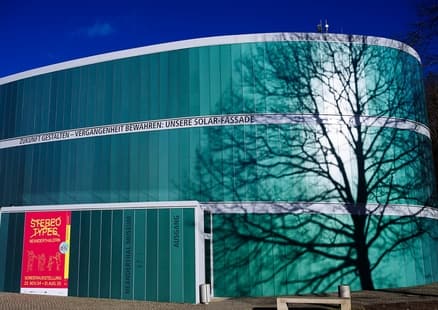 Frontalansicht Solarfassade Neanderthal Museum mit Vorplatz