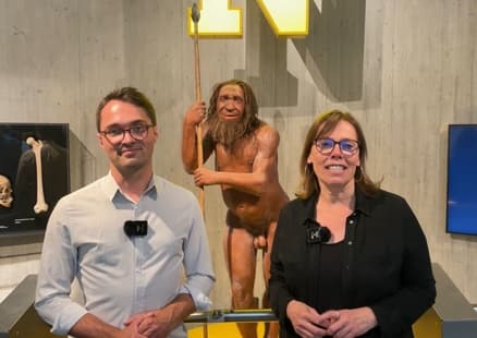Wir Neanderthaler_Kurztour durch die Menscheitsgeschichte_Forscher vor dem berühmten Neanderthaler Mr. N