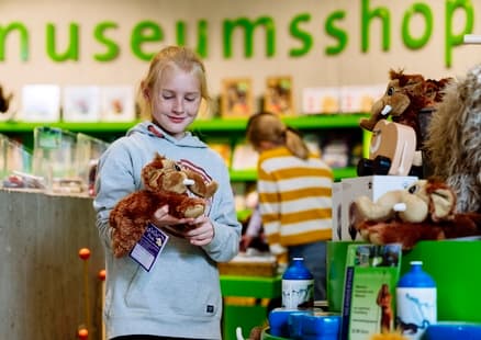 Kind mit Tinka Kuscheltier im Museumsshop