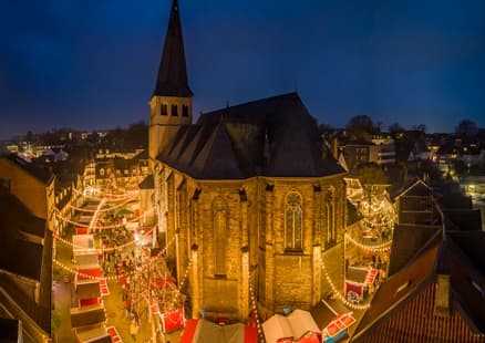 Luftaufnahme-Kirche-Blotschenmarkt-Mettmann-Weihnachstmarkt-©Patrick_Gawandtka