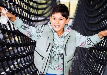 Kind in Klettertunnel auf Erlebnisturm Höhlenblick in Erlebniswelt