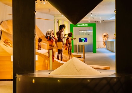 Blick durch Sanduhr auf den Stammbusch der Ausstellung