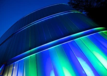 illuminierte Fassade des Museums