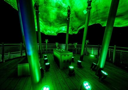 Illuminierter Höhlenblick bei Fundstelle in Outdoor Erlebniswelt für Erwachsene